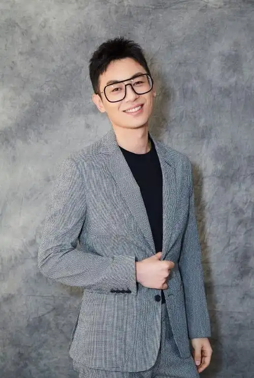 朱亚文戴眼镜装斯文网友不敢多看像是港剧里的心理扭曲人物