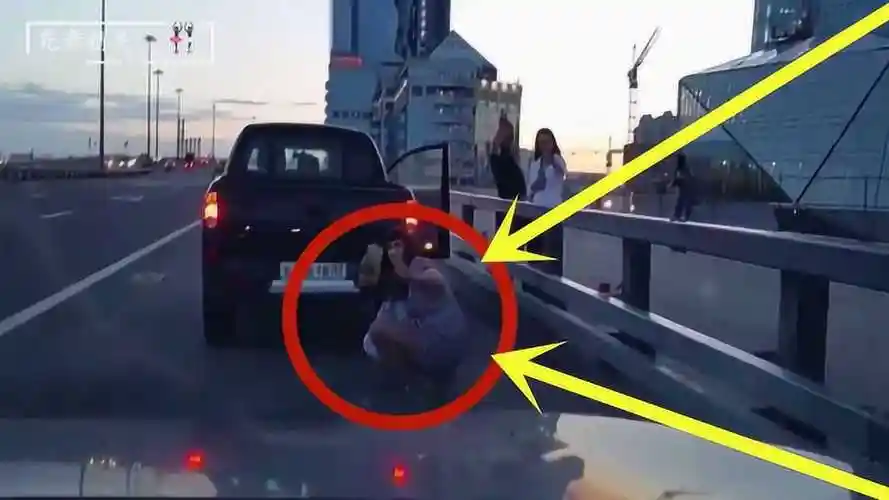 国外女子素质就是不一样高速上光天化日随地大小便不堪入目