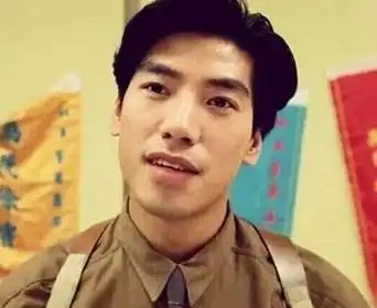 57岁乌鸦张耀扬昔日大反派如今无法动弹出行靠轮椅