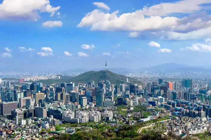 城市景观和首尔塔在韩国首尔的视图