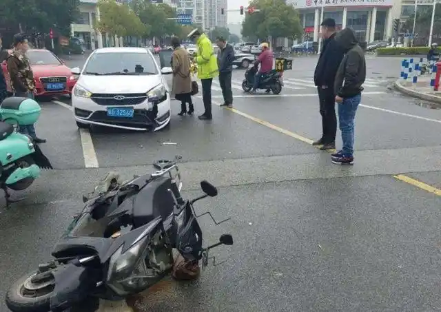 开车撞了闯红灯的人,要承担多少责任?听交警一说,终于明白了