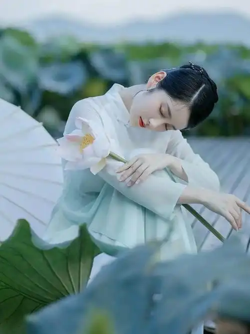 荷花有禅意 自古不染尘 能了诸缘如幻梦,世间唯有妙莲花