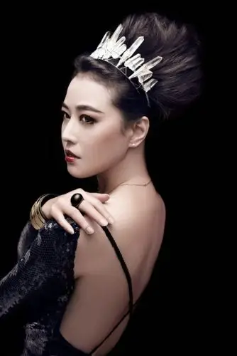 周海媚曝黑色系视觉写真 气质优雅女王范十足