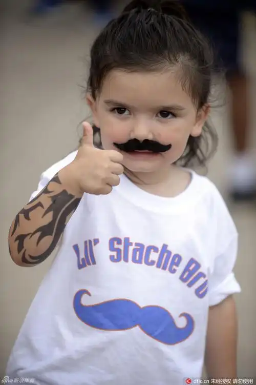 太可爱!adams红透奥城,小女孩反串雷霆硬汉『萌翻』全场…(7p)