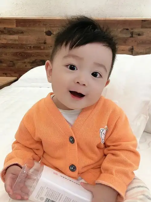 大眼睛白嫩嫩的萌娃