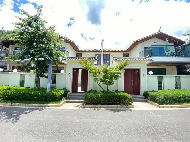 大理苍山小院二期70年产权的独门独院联排小别墅,门口大马路停车超