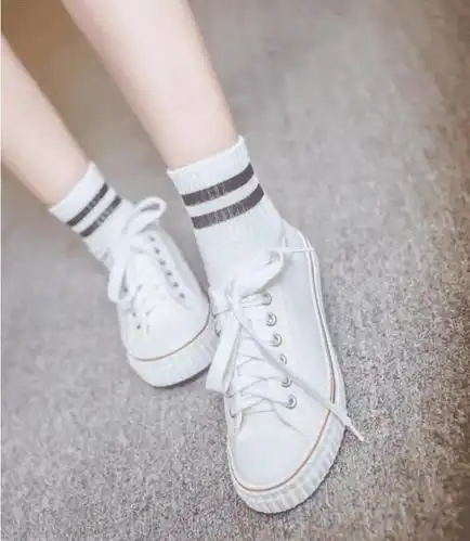 可能在大多数男生心里都觉得女孩子脱下鞋子之后的白袜子一定非常