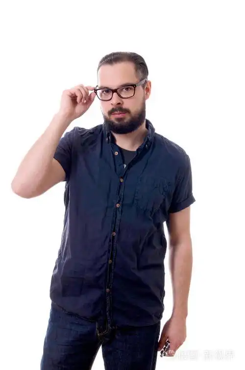 年轻的帅小伙留着胡子戴眼镜在白色背景上孤立