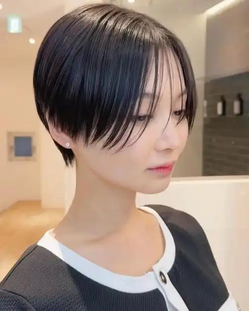 无论您是何种脸型,都能在中分短发中找到最适合自己的造型,展现出最美