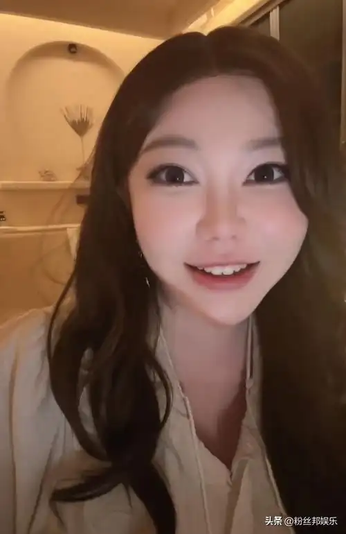 "写真一姐"刘飞儿抖音首秀,暂未签约任何公会,直播人气数千人|斗鱼|女