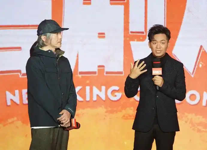 周星驰称王宝强"龙套巨星",一场床戏拍50条