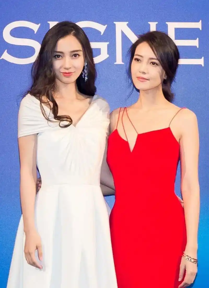 68米angelababy穿超高高跟鞋与1.65米高圆圆合照,赢了鞋跟却输了气质.