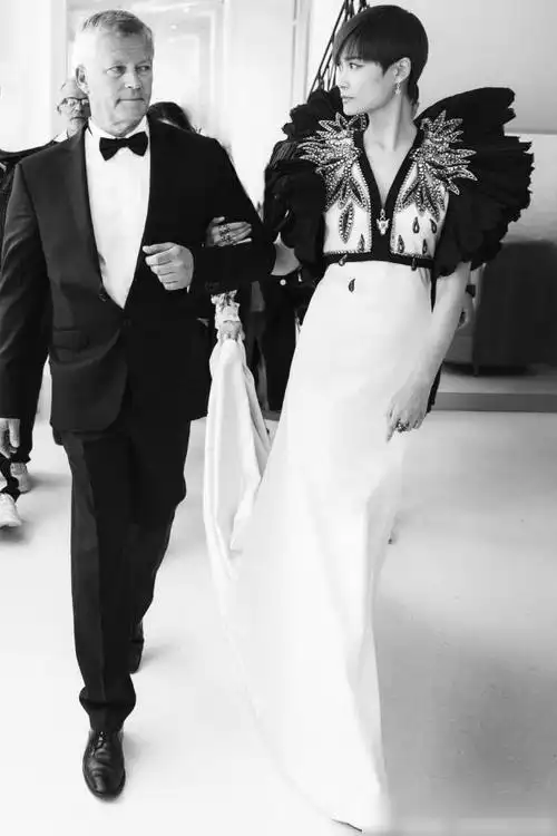 李宇春嫁78岁外国富翁是真的吗?照片为证_网易订阅