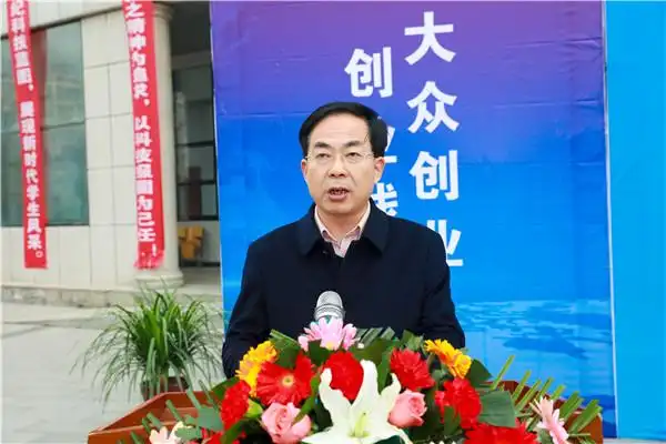 我校第三届"复兴杯"科技创新作品大赛开幕