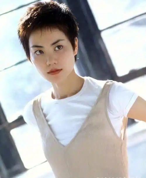 王菲果然是王菲个性短发配草绿高腰裤51岁潇洒不羁不被定义