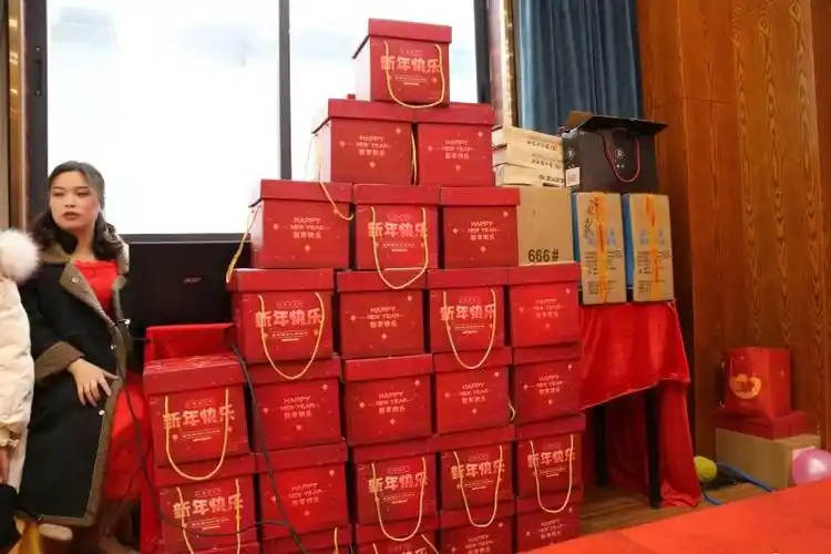 会场内琳达教育为各位家人精心准备的琳琅满目的奖品井然有序地摆放着