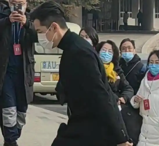 《繁花》主创现身第四次联排,唐嫣现场开心比心_胡歌_辛芷蕾_媒体