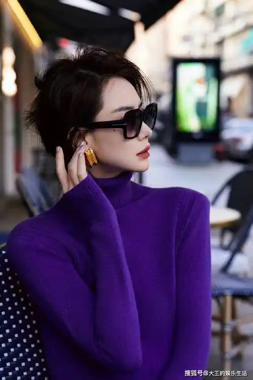 戚薇穿露背裙文艺感十足 窈窕多姿美如紫罗兰_时尚_争议_舞台