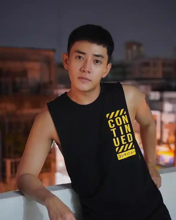 组图:留着寸发的英俊小奶狗,阳光帅气有活力,90后男生很有型!