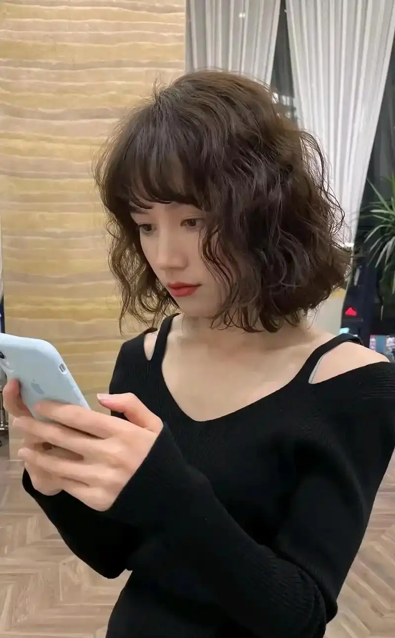 不挑脸型的短发卷蛋头烫发,可盐可甜又减龄的发型#短发烫发