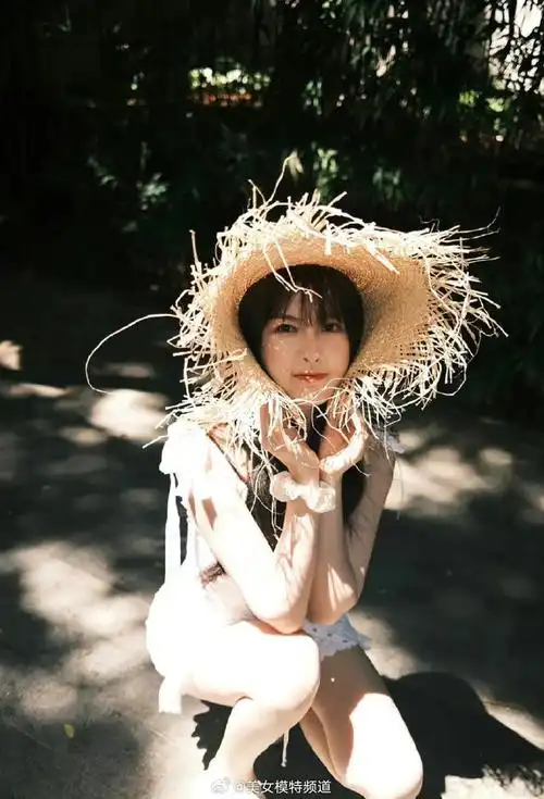 虞书欣戴草帽拍夏日大片穿白色短裙捧脸甜笑元气满满