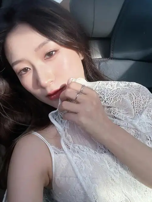 自拍用美图秀秀一秒变写真