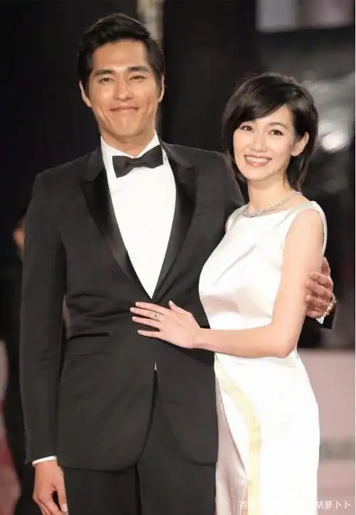 蓝正龙一家四口现身医院,43岁妻子小腹明显凸起,这是怀三胎了?