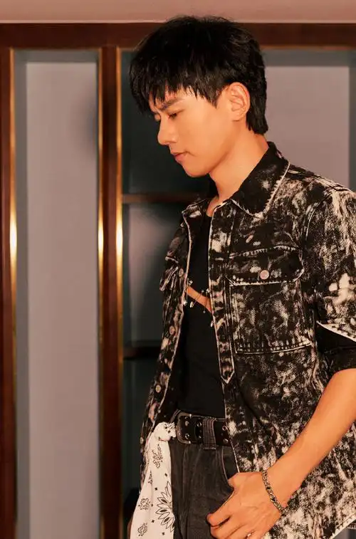 昨晚,@张杰在#super光影扬州音乐节#演唱《龙吟》,《天下》,《身骑