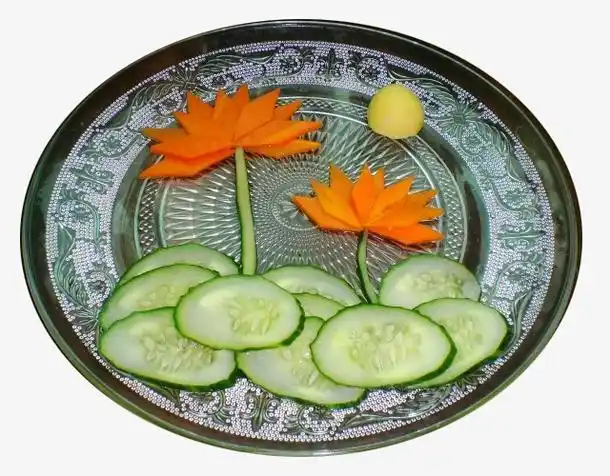 圆形玻璃盘里的花式摆盘