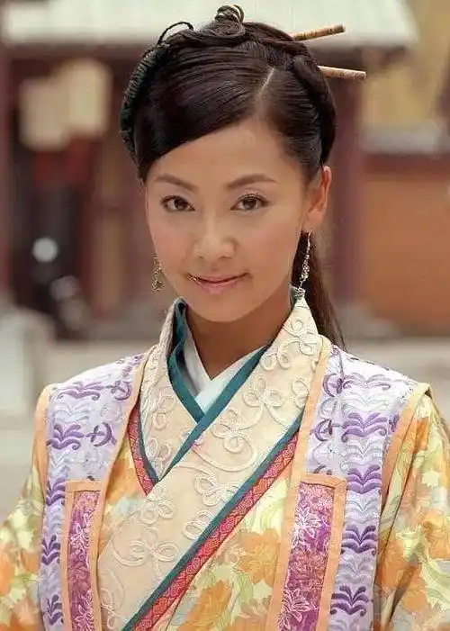 她靠演古装剧而成名,33岁时嫁给张卫健,如今48岁依然美如初_张茜_作品