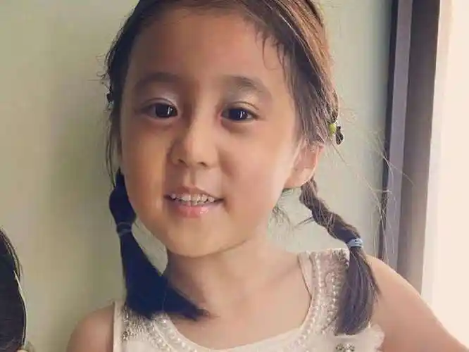 贾静雯晒全家照咘咘很漂亮掉牙的波妞喜感十足牙齿太重要了