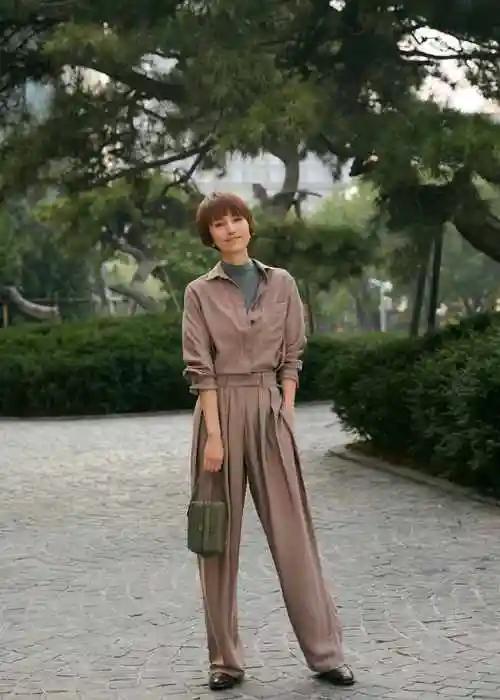 袁泉真是太自信了,穿宽松运动装配瑜伽裤,168身高比例太优越_造型