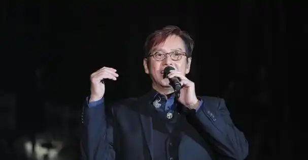 谭咏麟晒金鱼缸,玻璃反光意外曝光半山豪宅美景,怎一个壕字了得