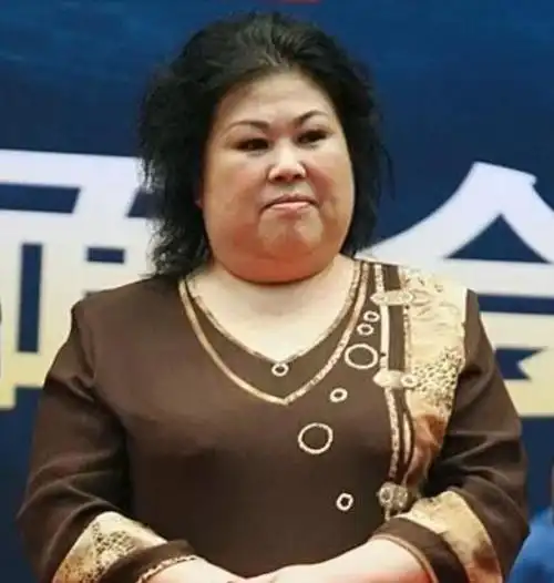 娱乐圈"最丑的富婆",被赵本山看中张艺谋亲邀,她到底有何靠山