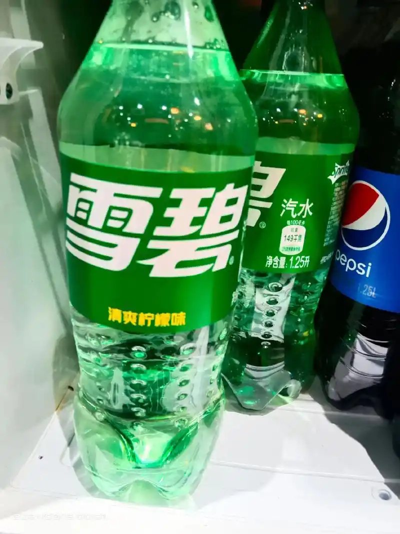 江小白配雪碧.当你喝下去的时候,就会明白,刚喝下去的时候,很 - 抖音