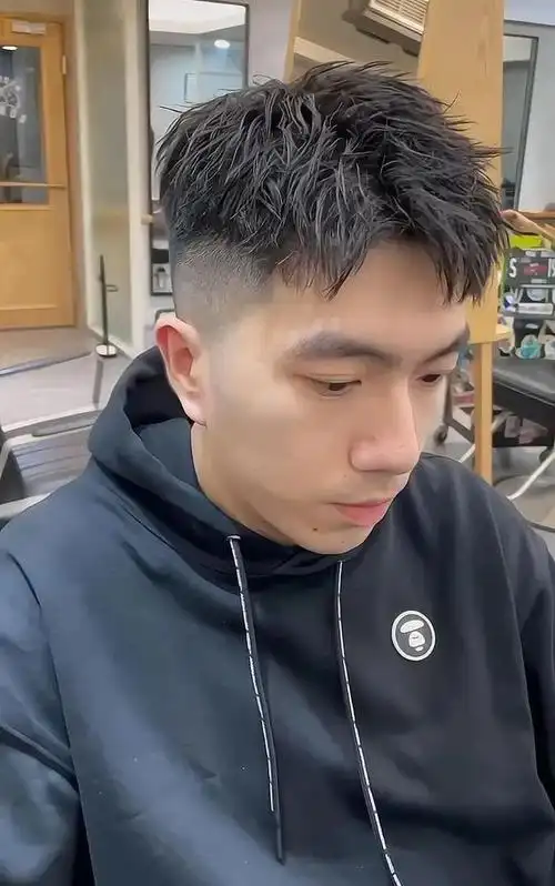 男生剪两边铲发型很阳光帅气这3款不挑脸型值得尝试