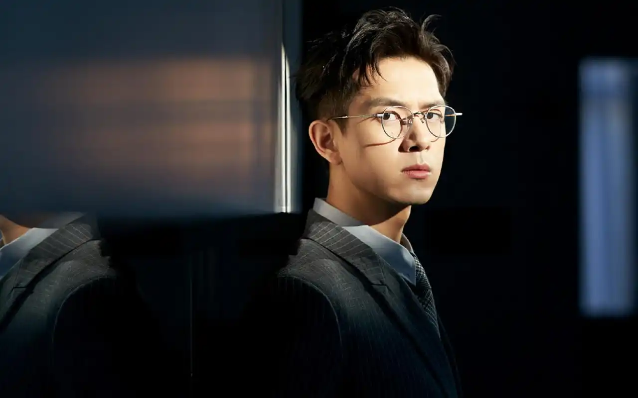 李现斯文帅气写真桌面壁纸_大陆明星_壁纸下载_美桌网