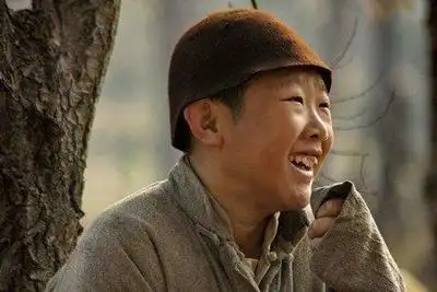 他了,所以让他在身体方面有些缺陷,即使长大了面部容颜依旧和孩子一样