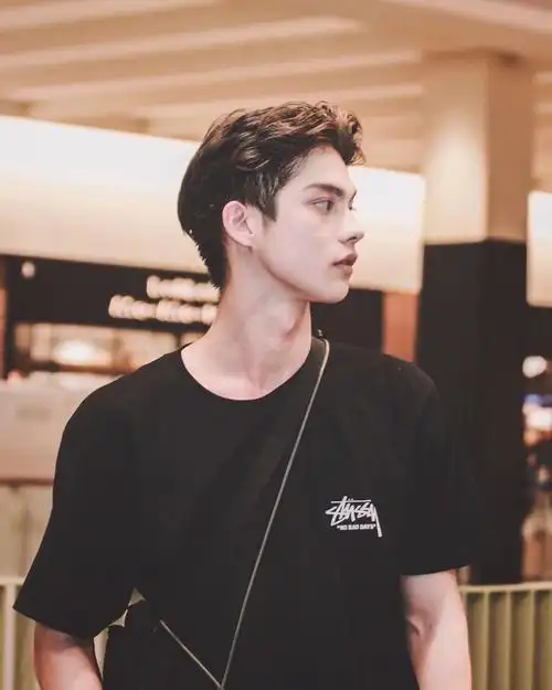 泰国男演员 bright 中美泰三国混血   身高 183cm 的配置