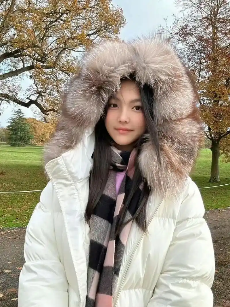 上个月王诗龄刚过完14岁生日,近日ins更新自拍,身穿白色毛 - 抖音