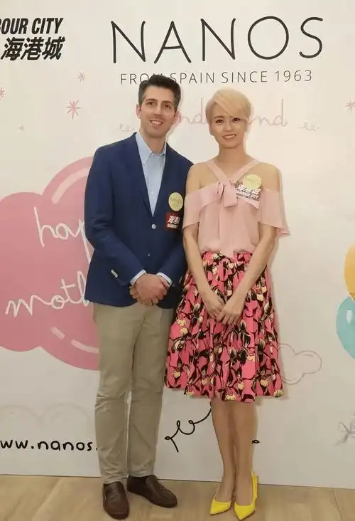 梁咏琪夫妇近照曝光,镜头下面黄肌瘦穿着土气,外国老公白发满头