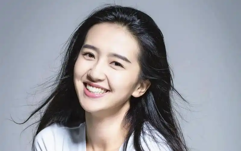 许龄月的五官清纯唯美中带有一丝俊俏,是清纯和灵气的结合