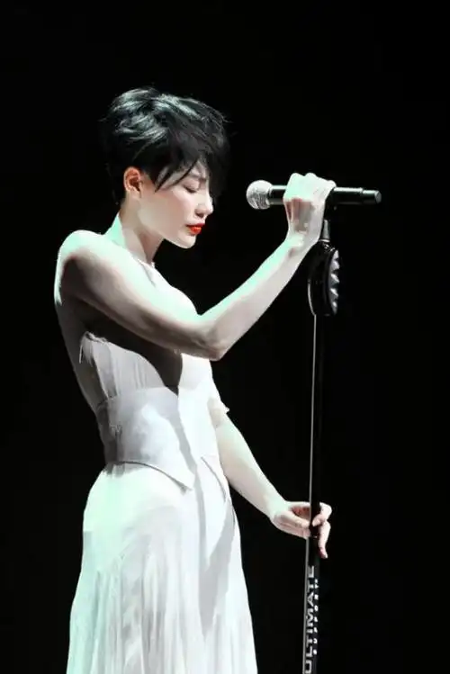 你见过不会变老的天后吗55岁王菲的少女感秘诀其实在性格