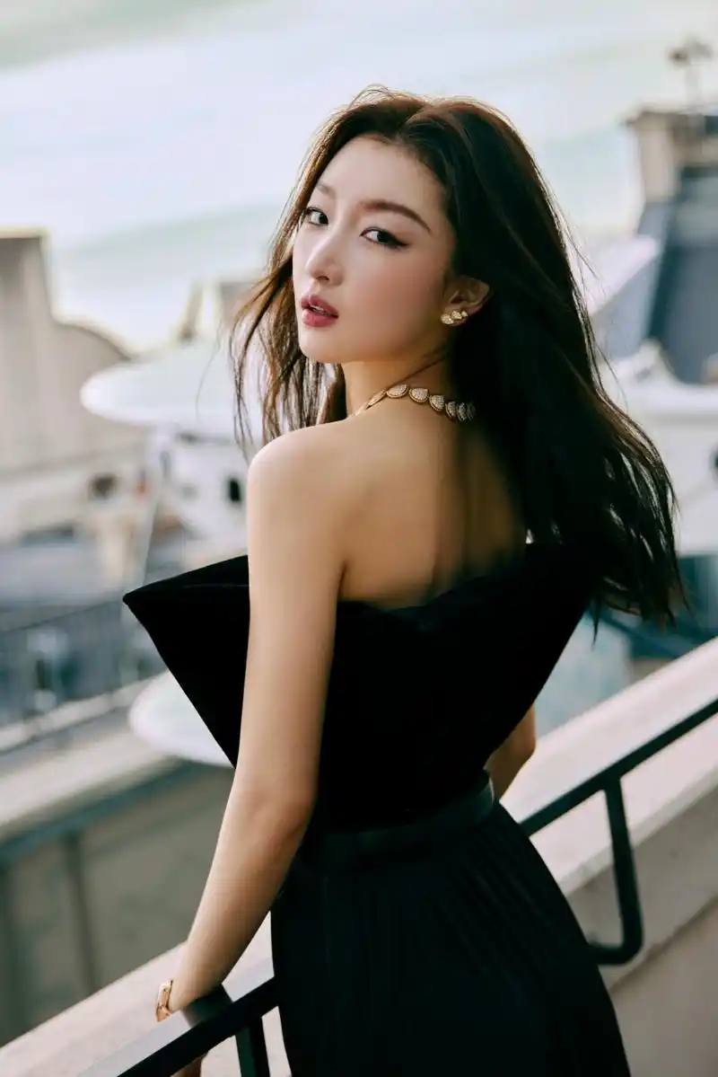 周冬雨这一次的造型,不得不说这个冷艳风简直是太适合姐姐了,富有魅力