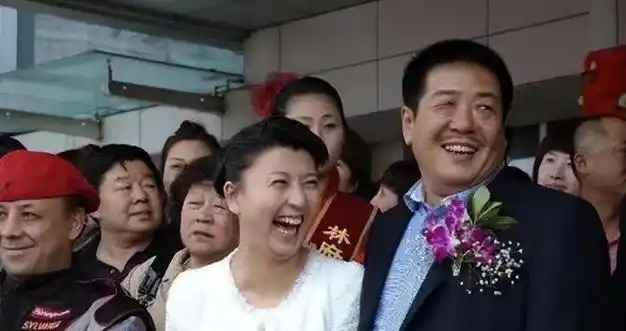 闫学晶:赵本山成名后与其"分手",婚姻坎坷,直播带货引发争议