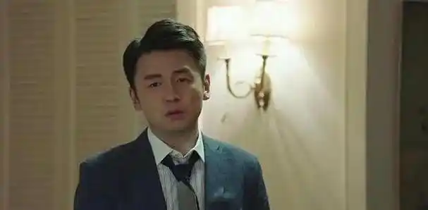 尽管他正在拍摄《和平饭店》,他仍然选择抽出时间接下来.