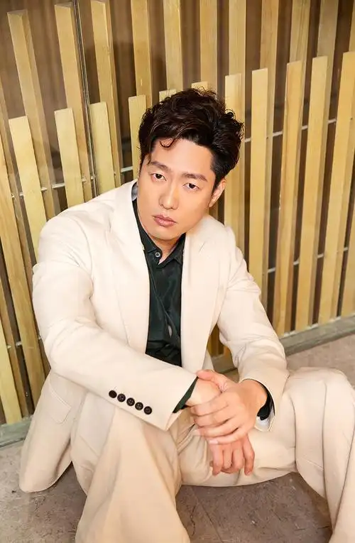 凌潇肃沉稳儒雅西装写真图片