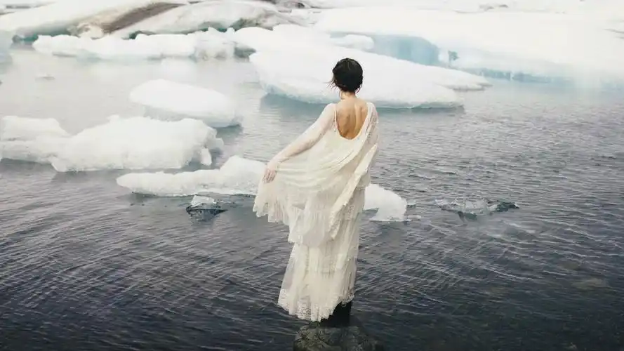 女孩 白色裙子 冰海 石头 唯美 背影 桌面 壁纸壁纸(小清新静态壁纸)