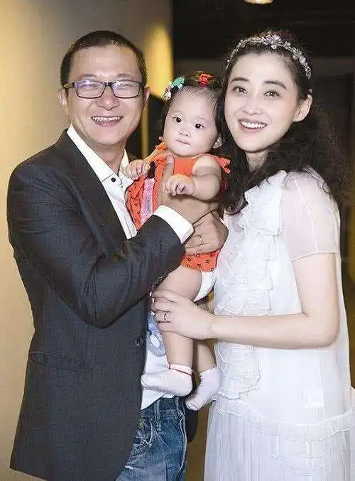 梅婷一家四口现身机场气质佳婉如少女俩娃颜值高