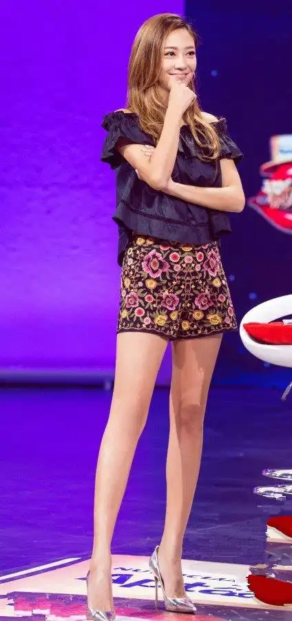 应采儿大秀表情包也掩盖不住短裙下她性感修长美腿